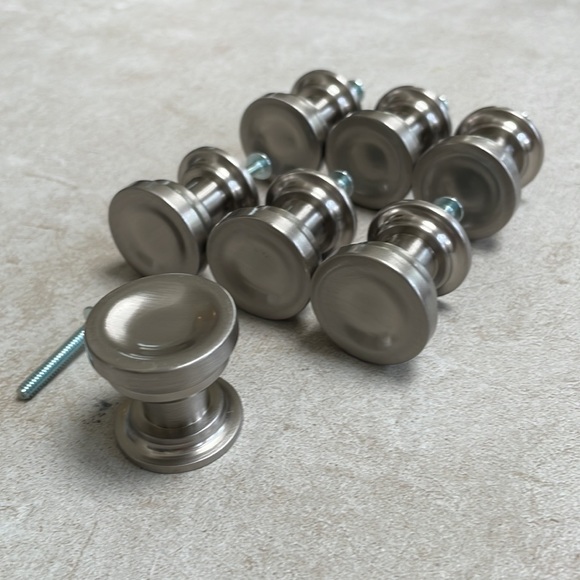 7 cabinet knobs - Picture 2 of 5